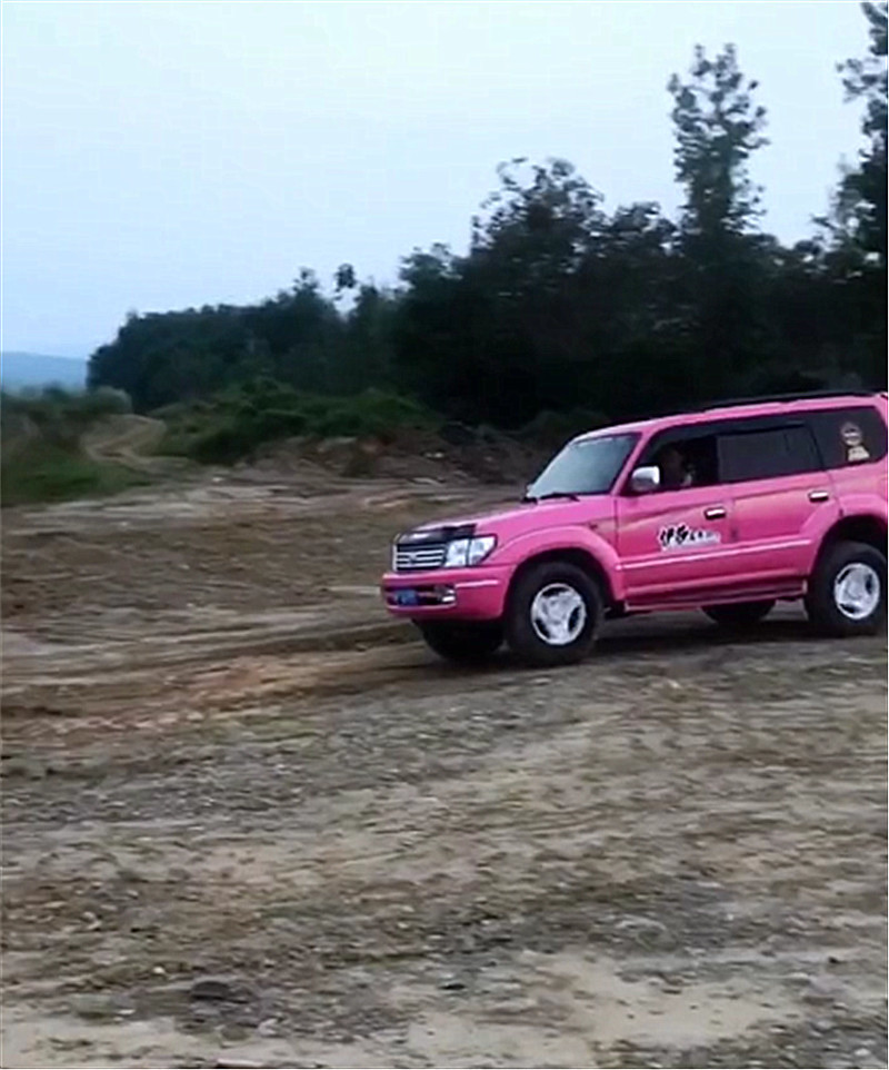 14万陆霸现宣城,车牌999,看到车漆时,网友称:少