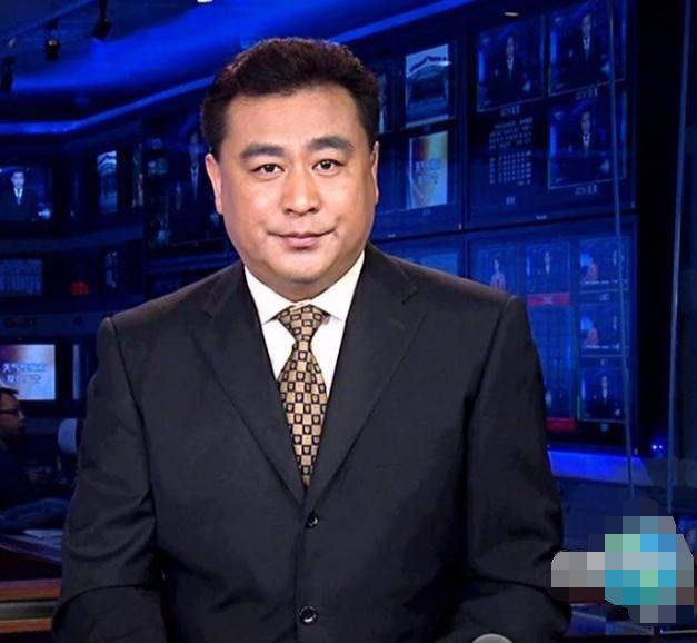 央视主持张宏民近照曝光，放声高歌现八字眉，一身休闲装很时尚