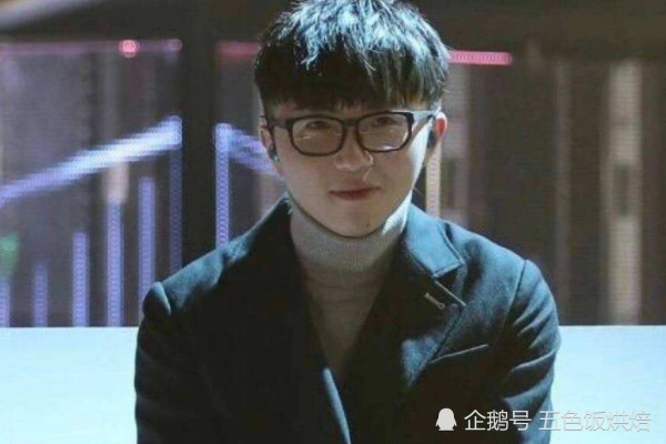 毛不易户外抽烟,姿势熟练引争议,原来这真的是"烟嗓"