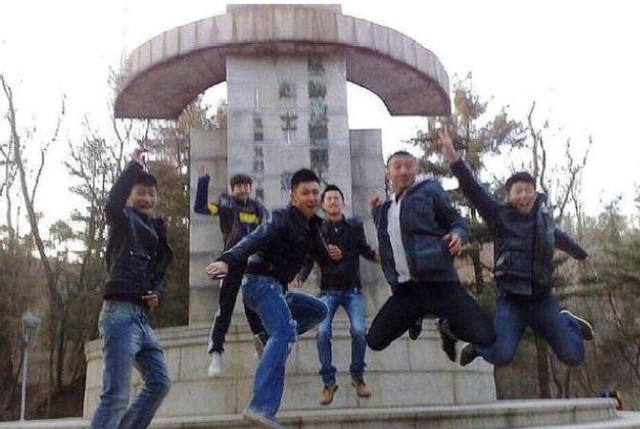 黄景瑜在烈士陵园的纪念塔前蹦迪照相!想干嘛啊?这样