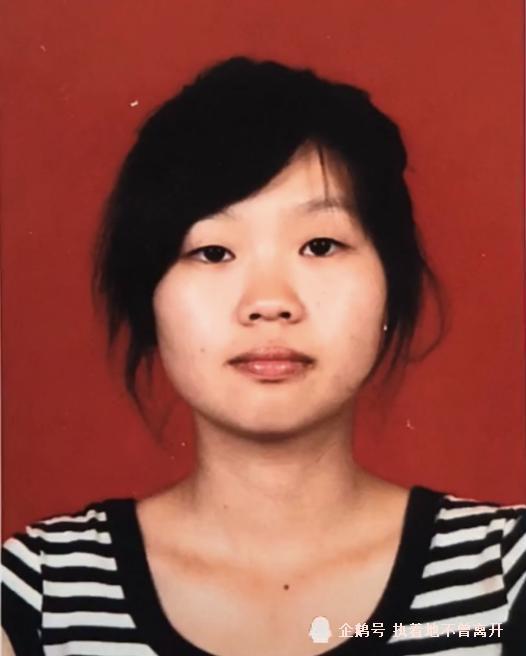小姐姐秀出小学到大学的证件照, 小时候是丑女, 最后