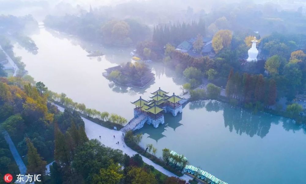 谷雨丨城管冲击考古队 扬州瘦西湖挖掘机前夹