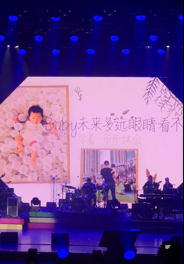 歌手平安晒全家福宣布已结婚生子,妻子漂亮儿