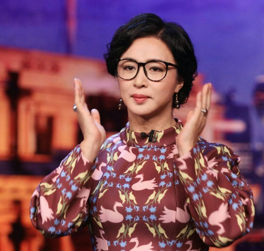 金星拉直长发，还剪了齐刘海，努力让自己更有女人味！