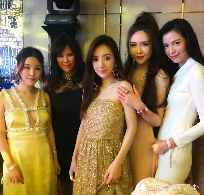 方媛穿金色礼服出席活动，与港圈名媛同框比美，但肚子怎么有点凸