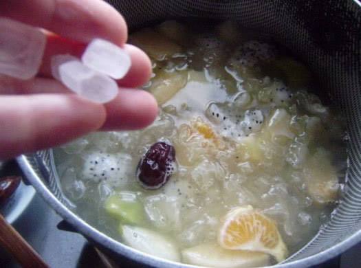 煮银耳时，只剪碎是不行的，多加“这一步”，银耳出胶多又稠