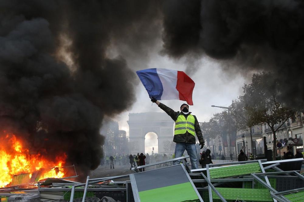 法国“黄背心运动”瘫痪香榭大道 近八成民众却认为示威有理
