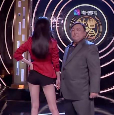 王晶携邱意浓亮相吐槽大会,红衣女郎开场成亮点,下一