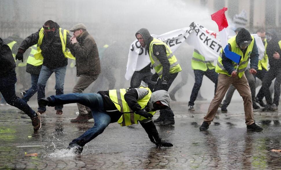 法国“黄背心”危机愈演愈烈 示威者高喊“马克龙下台”