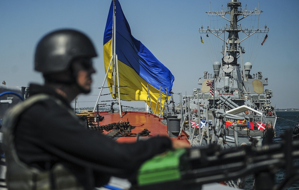 俄罗斯军舰开火并扣押乌军舰,乌克兰总统呼吁