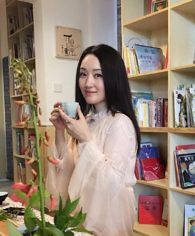 温柔女神杨钰莹就是这样的情况,她虽然现在已经淡出娱乐圈很多年