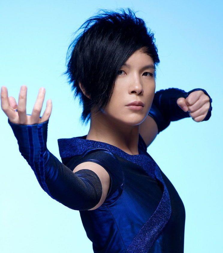 撞脸周杰伦的歌手，凭着一首曲子成名，经商赚得盆满钵满