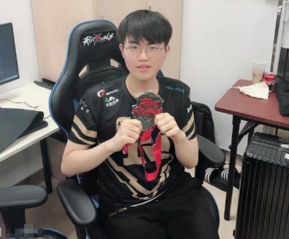 lol:rng姿态女友沙滩照曝光,光着脚踢浪花,一双美腿特别的吸睛
