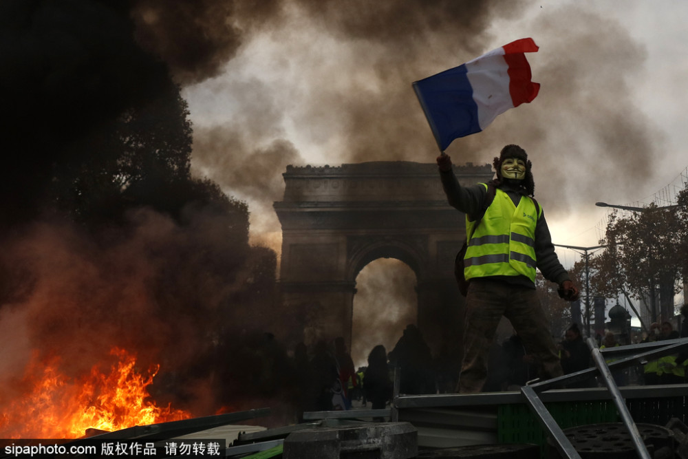 上千示威者抗议燃油税上涨引骚乱 巴黎香榭丽