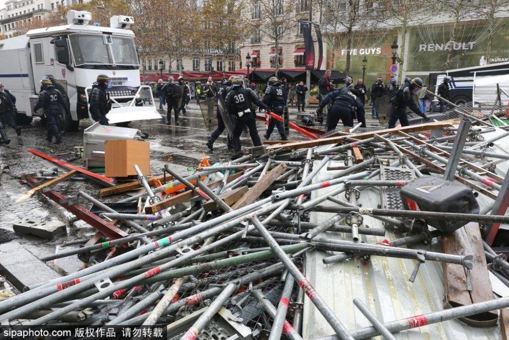 上千示威者抗议燃油税上涨引骚乱 巴黎香榭丽