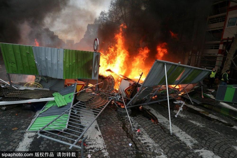 上千示威者抗议燃油税上涨引骚乱 巴黎香榭丽