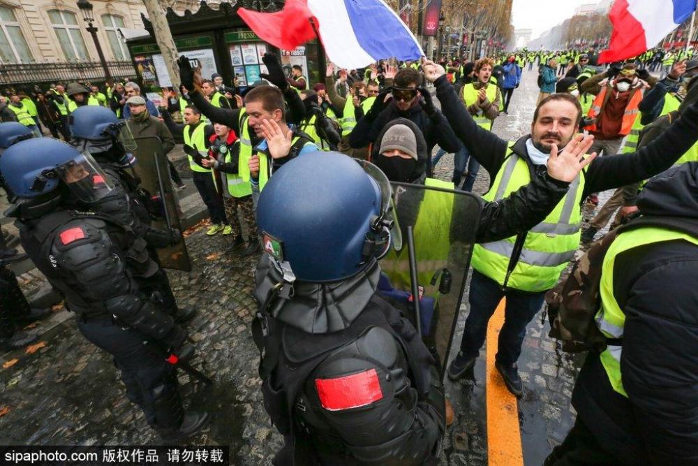上千示威者抗议燃油税上涨引骚乱 巴黎香榭丽