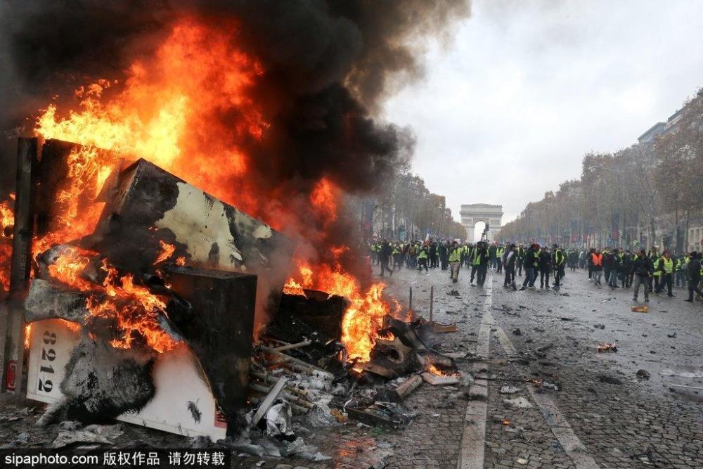 上千示威者抗议燃油税上涨引骚乱 巴黎香榭丽