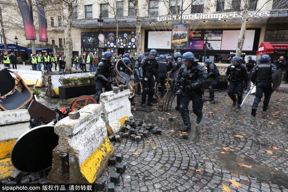 上千示威者抗议燃油税上涨引骚乱 巴黎香榭丽