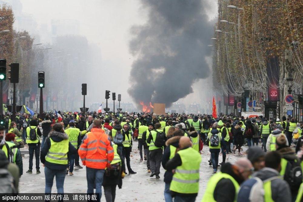 上千示威者抗议燃油税上涨引骚乱 巴黎香榭丽