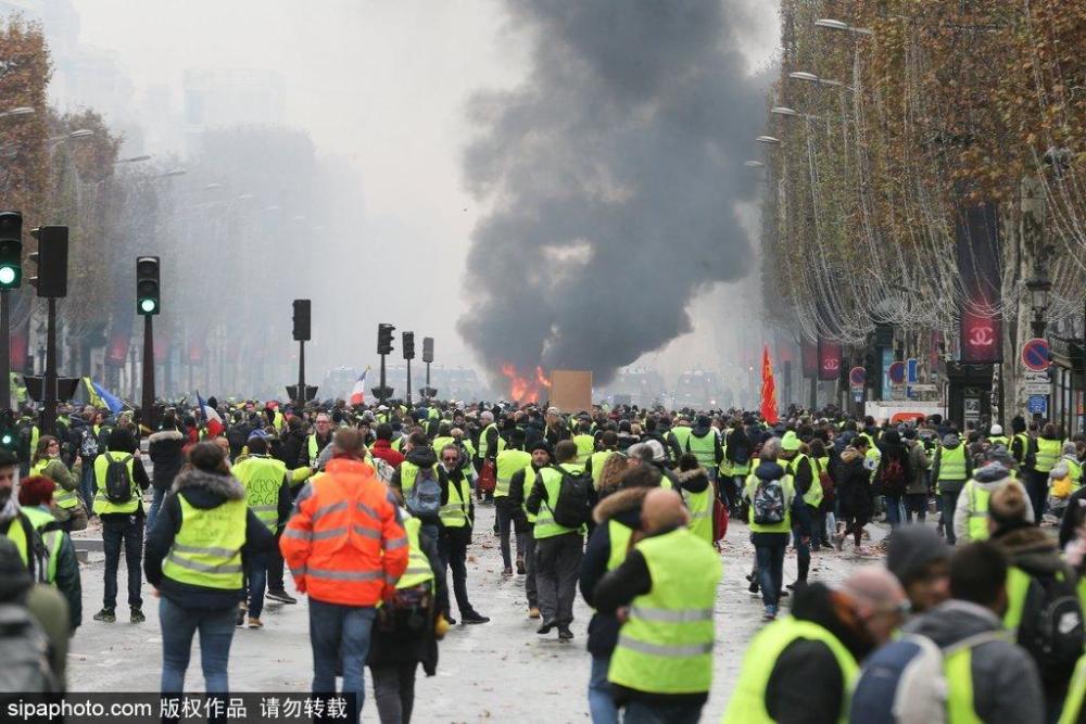 上千示威者抗议燃油税上涨引骚乱 巴黎香榭丽