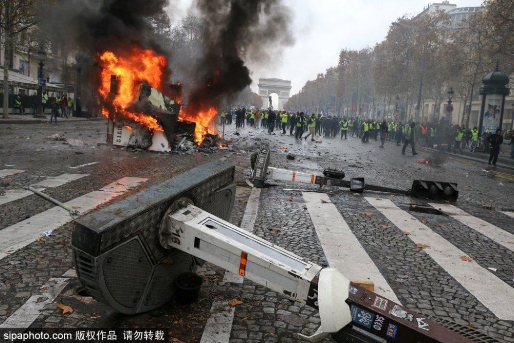 上千示威者抗议燃油税上涨引骚乱 巴黎香榭丽