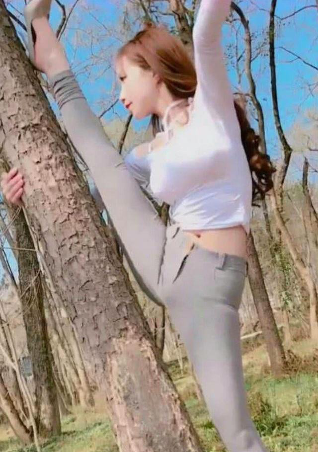 故意穿紧身裤漏肉,网友:初吻给