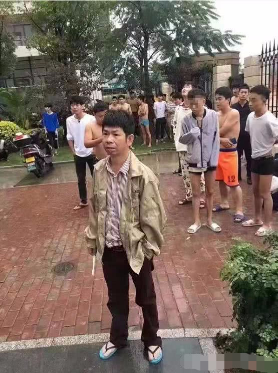 台湾海峡发生地震,临近省市颇有震感,男生光着膀子出来