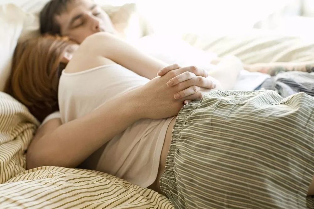 睡觉是夫妻关系最真实的状态:好的婚姻，要睡得舒服