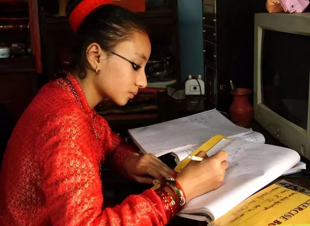 尼泊尔最悲惨的女性,女孩进寺庙当女神,12岁