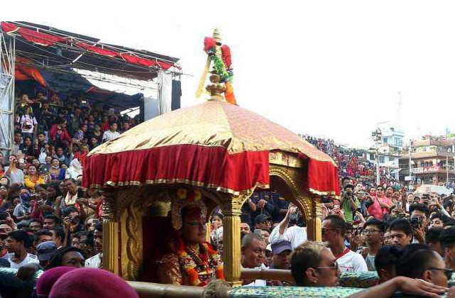 尼泊尔最悲惨的女性,女孩进寺庙当女神,12岁