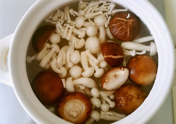 炒香菇时,到底要不要先焯水?多数人都做错