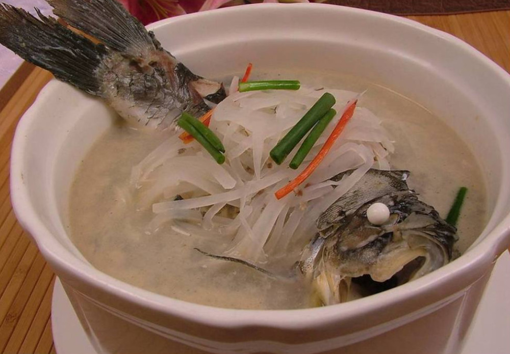 的冬天来了,冬补可以试试鲫鱼汤,益气补血,喝