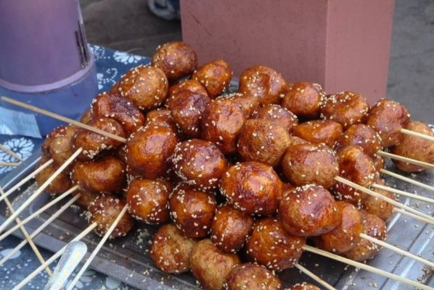 大叔三十年卖“油炸果”，赚的比白领工资还高，每晚八点准时收摊