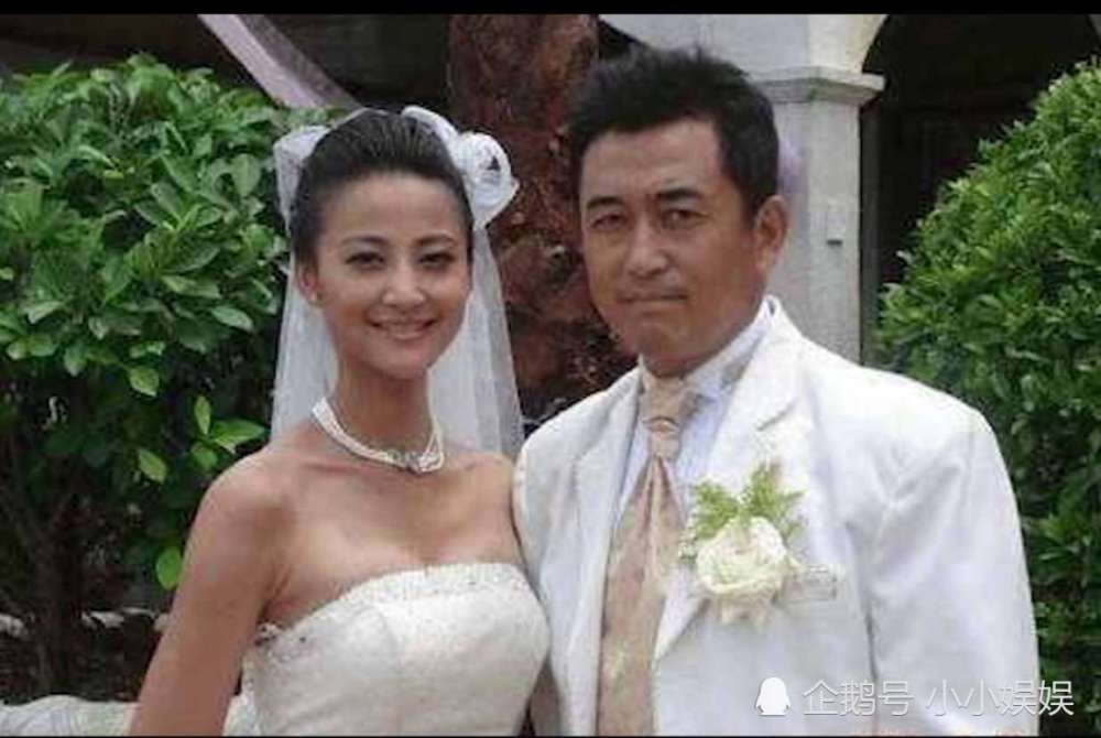两段情史一段失败的婚姻，今情定小鲜肉挺孕肚游泳，男人心也真大