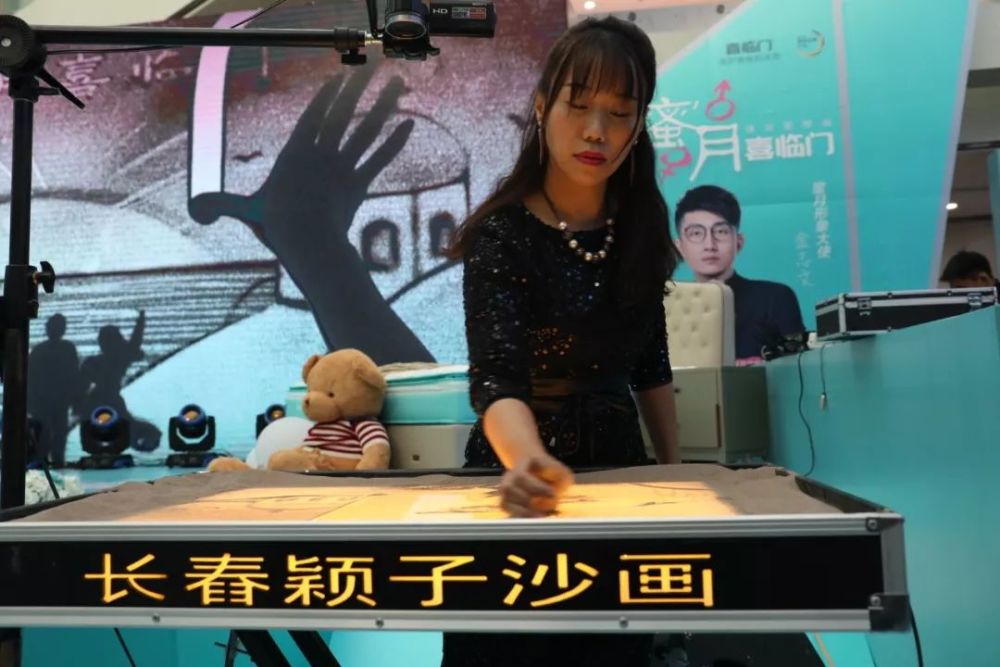 伴随着音乐节奏,美女颖子老师现场演绎沙画.