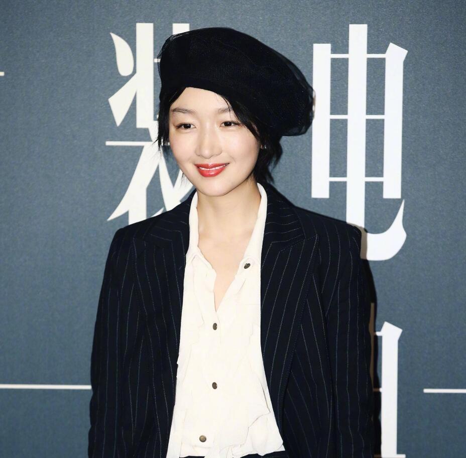 周冬雨剃寸头后脏辫造型拍片,化身少女版裘千