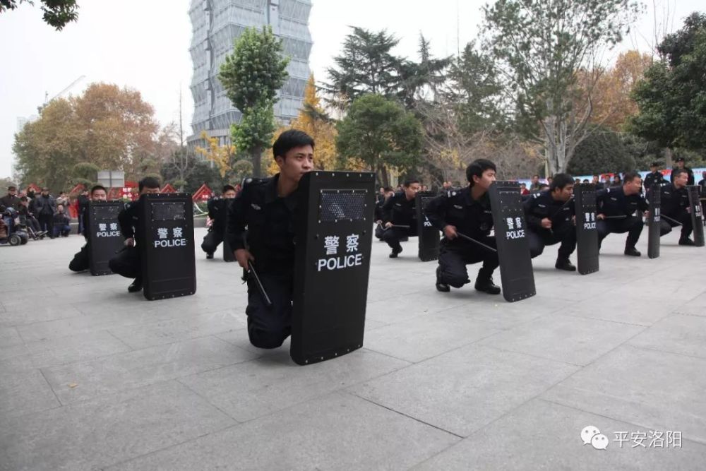 警棍盾牌术演练