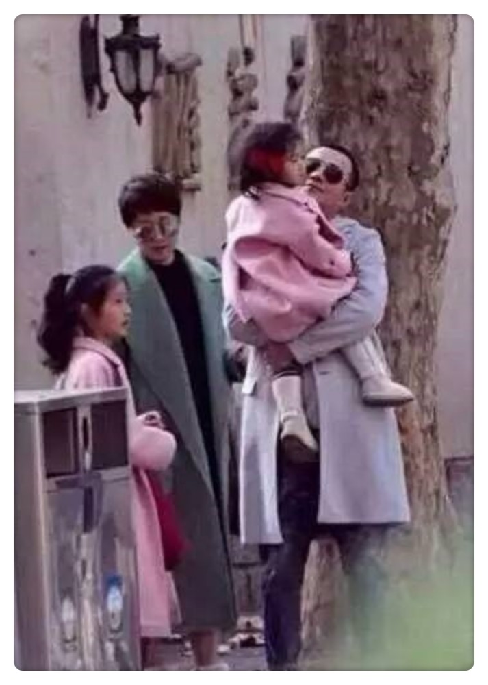 马伊璃和文章陪女儿参加舞蹈比赛，爱马亭亭玉立，舞姿超赞