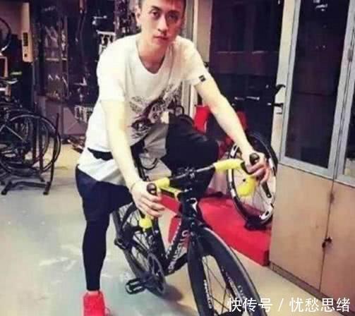20万买辆自行车,身价超王思聪,开着千万豪车,一
