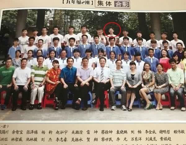 蔡徐坤初中合照被扒出,女同学疯狂向他示好,这颜值都