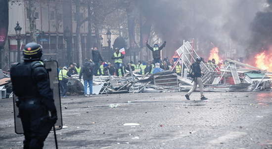 黄背心运动在巴黎示威 法国警方发射5000枚