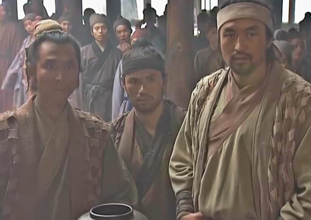 吴用一眼就看穿了宋江指鹿为马的把戏，很奇怪他为什么默不作声?