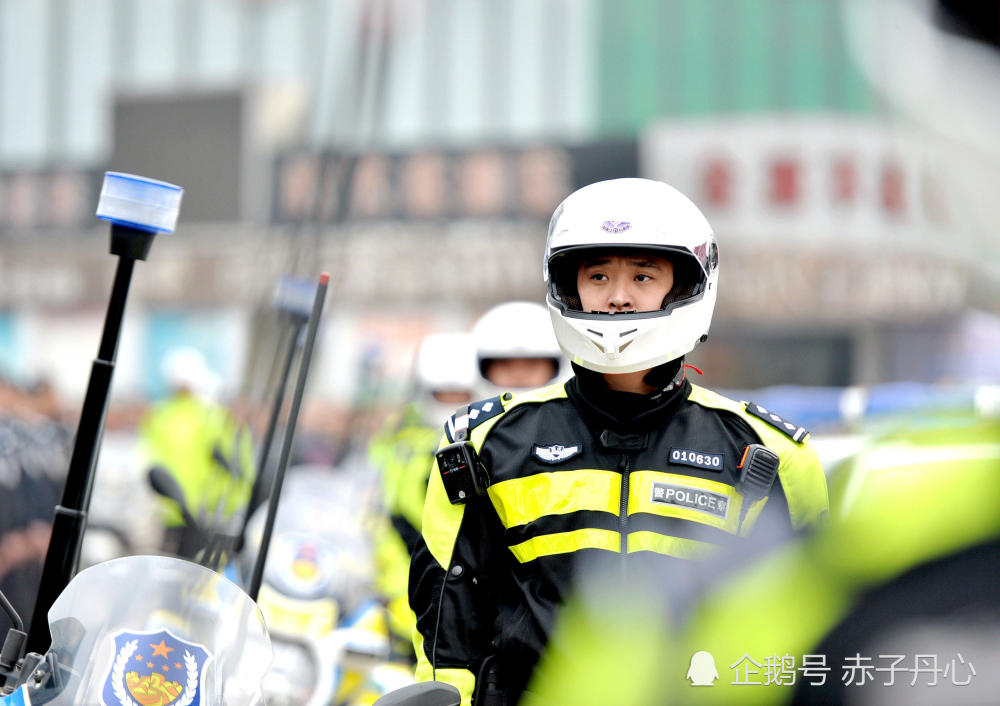 重庆千名武警,警察,协警聚集街头