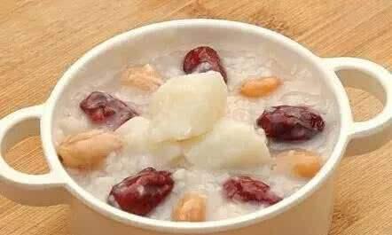 女人过了40岁,常用2种药材泡水喝,预防衰老、