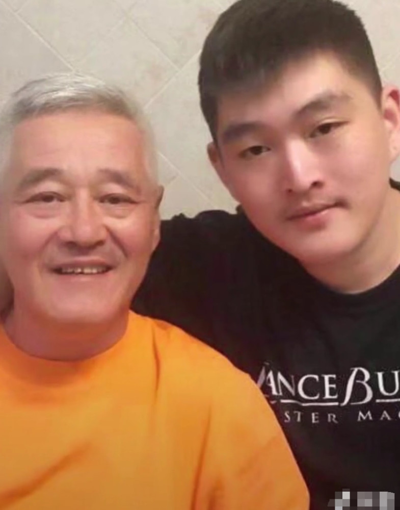 赵本山儿子玩年龄游戏,满脸皱纹还抿嘴,越长