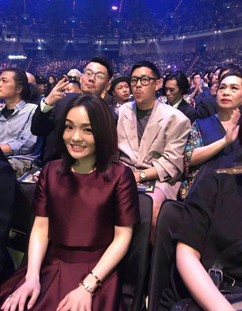 徐佳莹晒全家福婚纱照:十几岁时模样和现在无