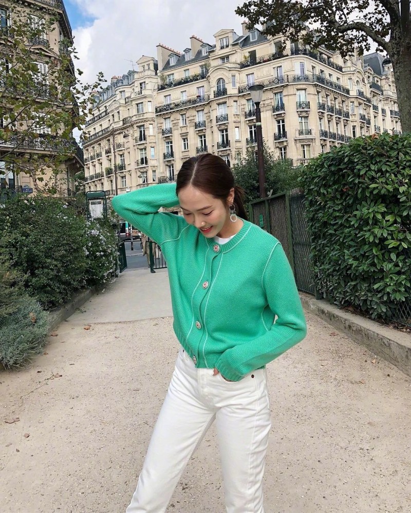 郑秀妍真会穿,白毛衣搭配牛仔裤也能高级感十
