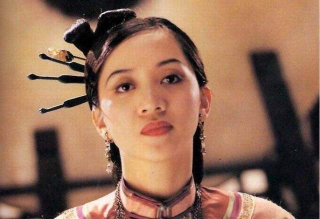梅艳芳去世前一个月穿婚纱举办演唱会,她离去的背影实在让人心疼