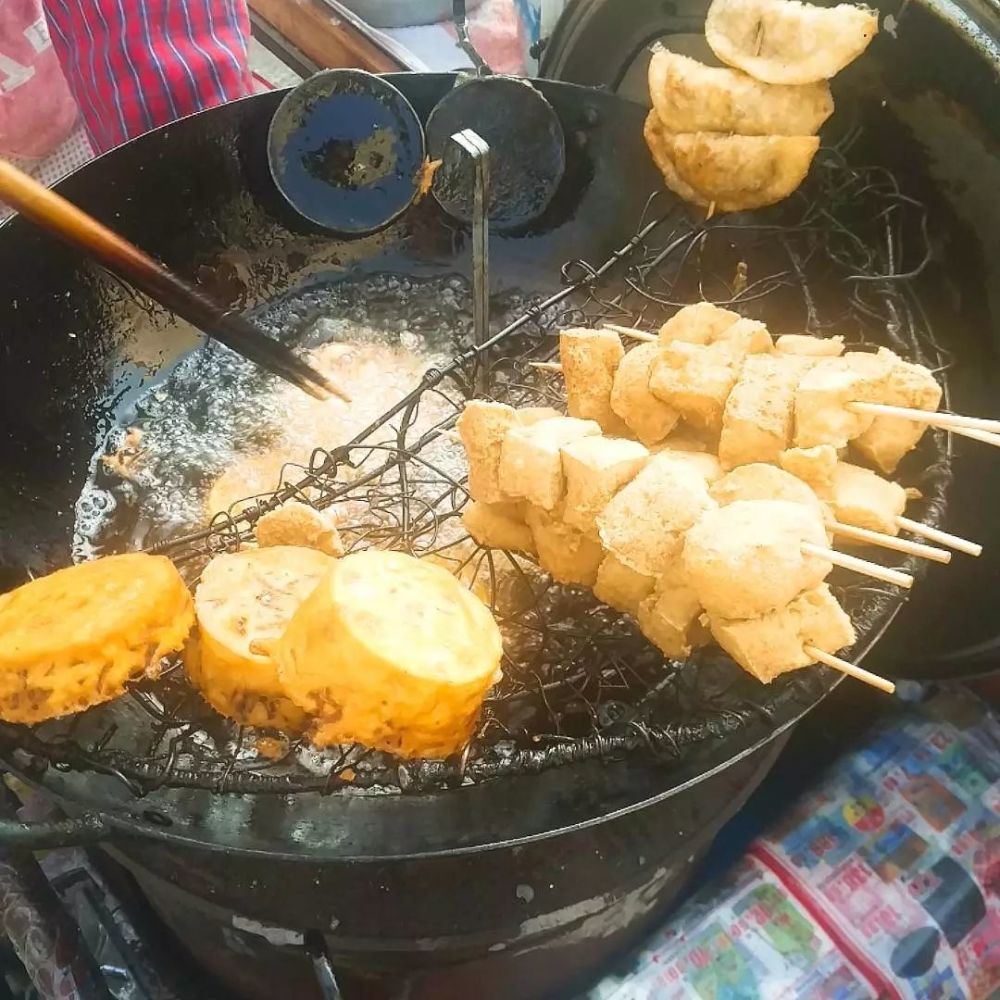 两三块钱一串,等公交车的人总会来一串~除了臭豆腐还有萝卜丝饼等炸物